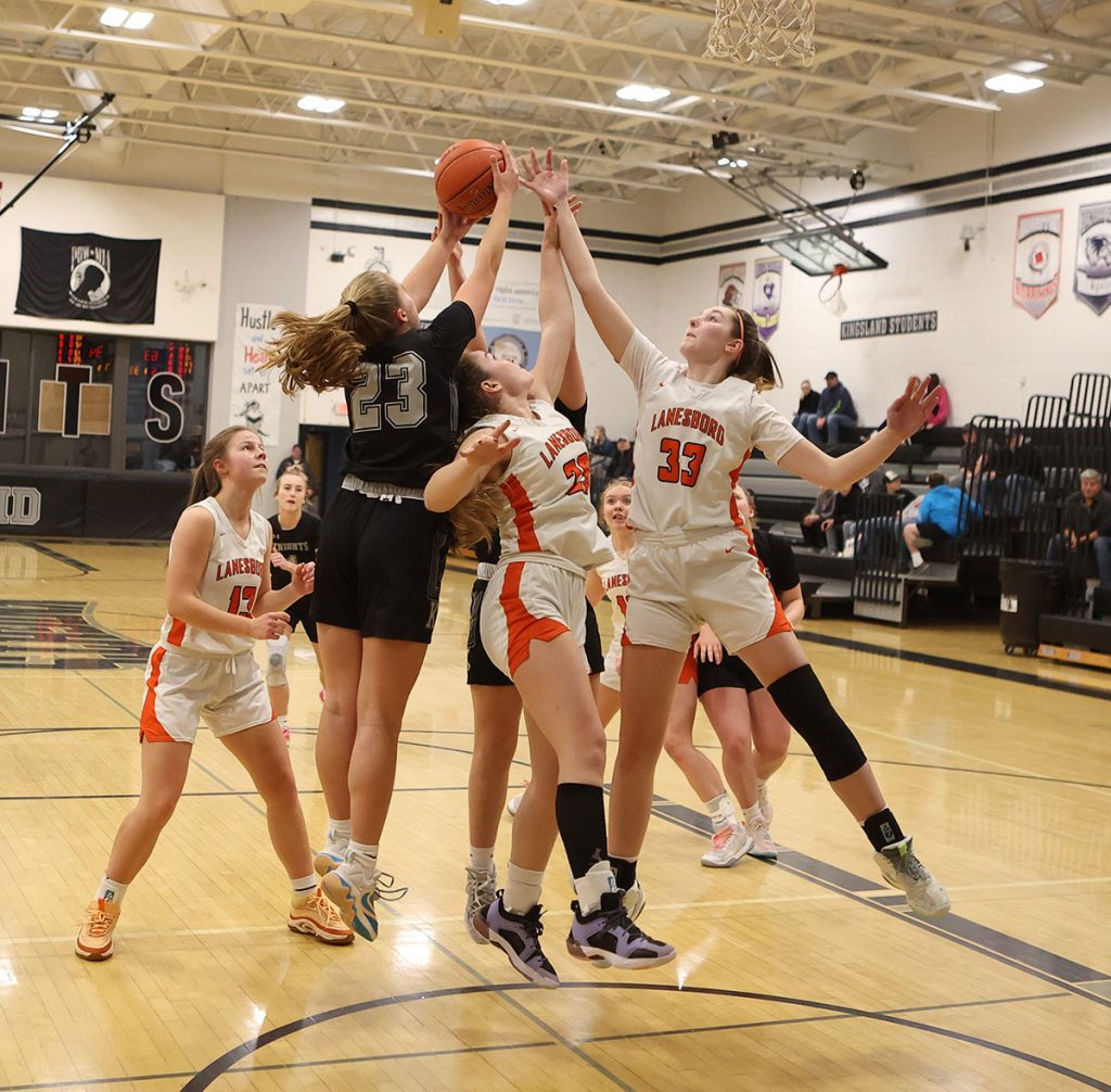 Hailee Warren shoots over Bailey Erwin and Taylor Hanson.