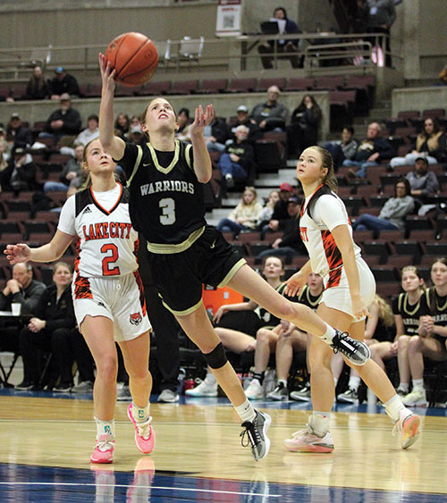 Aubrie Klug flips up an off-balanced shot