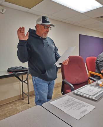 Councilor Mike Hagen conducting his oath of office for his next term. Photo by Kaitlin Longhauser