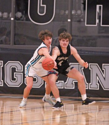 Fillmore Central’s Josh Haugerud knocks the post-entry pass away from Kingsland’s Parker Johnson. Haugerud hit a late three to tie the game, but Johnson scored a team-best 19 points, as the Knights snuck past FC 72-70 on a late Zach Reiland lay-in. Photo by Paul Trende