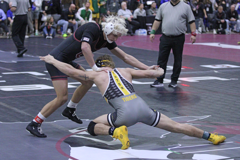 Chatfield’s Ayden Miner defends a shot by Hutchinson/Buffalo-Lake Hector’s Luke Hoag in a semifinal match at the Bi-State Tourney. Miner took fifth place (of 57) at the event, only losing to #4-ranked Hoag and #1-ranked Jaxon Busse of Iowa-Grant/Highland. Photo by Paul Trende