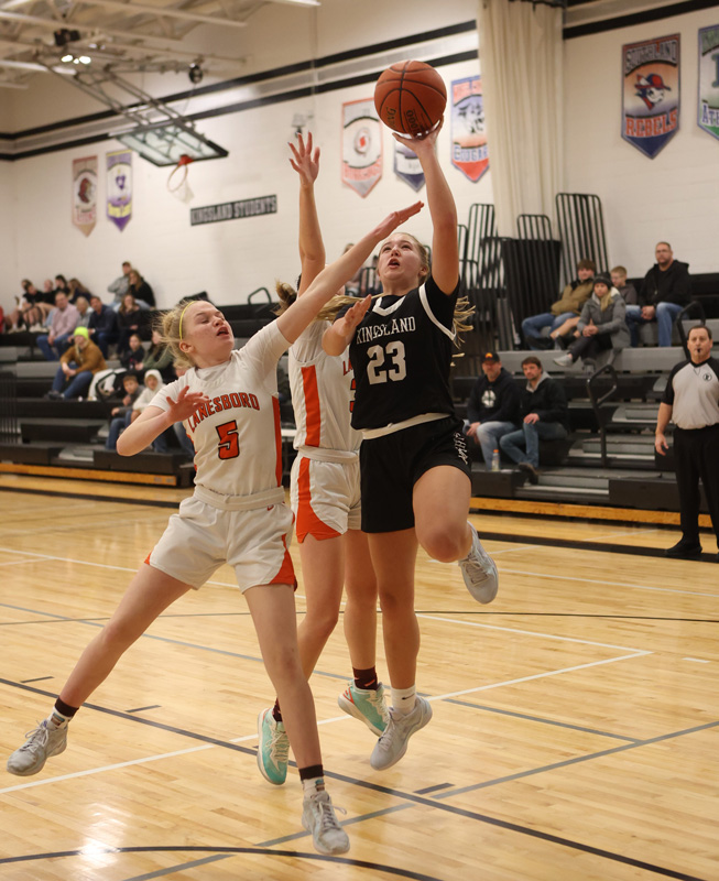 Kingsland’s Hailee Warren takes the ball to the basket as Lanesboro’s Emma Ruen defends. Lanesboro posted a 50-35 win over the Knights. Photo by Christine Vreeman