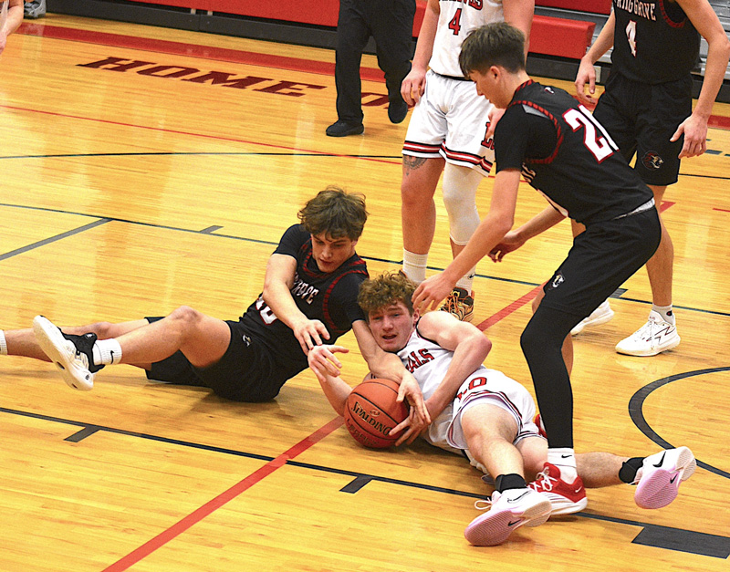 LeRoy-Ostrander’s Tyson Stevens and Spring Grove’s Zach Brumm fight for the ball in the teams’ SEC matchup, a 68-50 Lion win. L-O, in its next game, posted a 75-68 win over Kingsland, the Cards’ nicest “W” of the year. Photo by Lee Epps