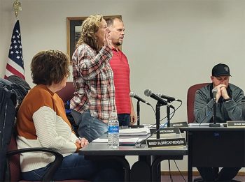 Kathryn Wade and Joe Cullen take the oath of office to become city council members. Photo by Hannah Wingert