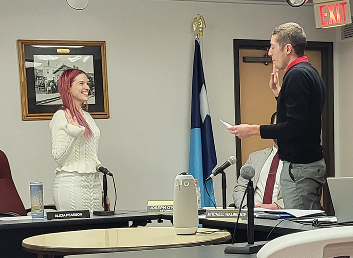 Alicia Pearson takes the oath of office to become mayor. Photo by Hannah Wingert