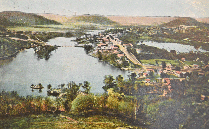 Lake Como and town of Hokah, viewed from Mount Tom, sometime prior to the lake’s destruction by a flood during the summer of 1909. Photo courtesy of the Houston County Historical Society