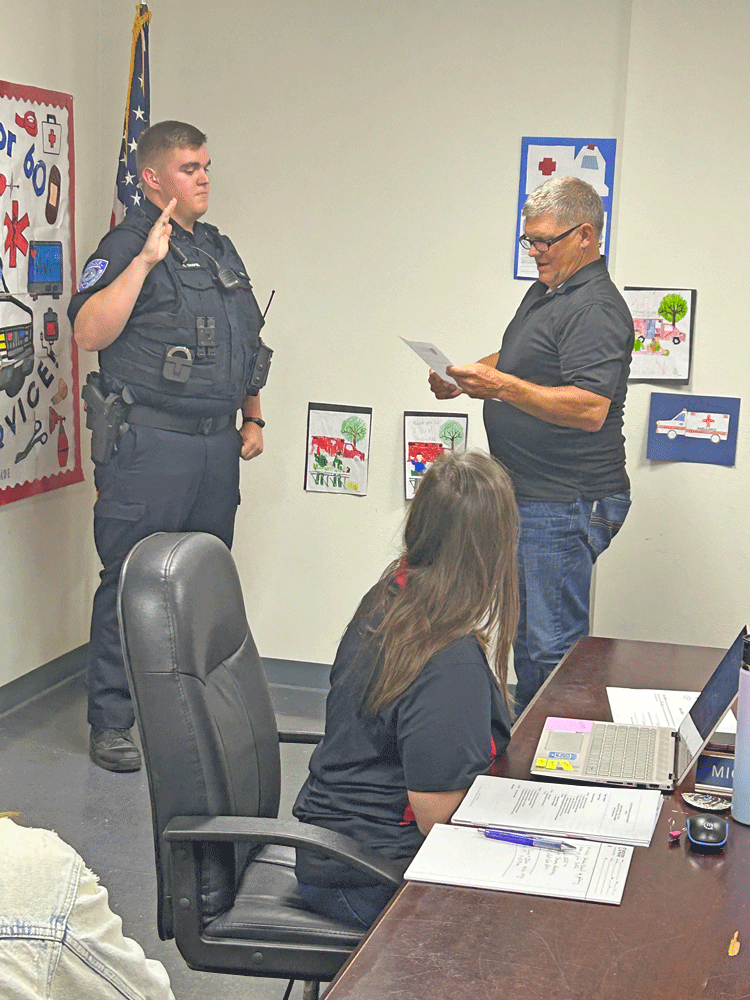 Mayor Scott Wallace swears in Houston’s new police officer, Curtis Chapel. Photo by Wanda Hanson