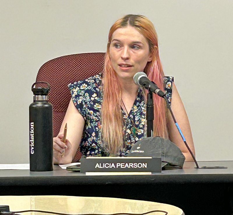 Mayor Alicia Pearson explains her ideas on the proposal to make public meetings accessible online. Photo by Wanda Hanson