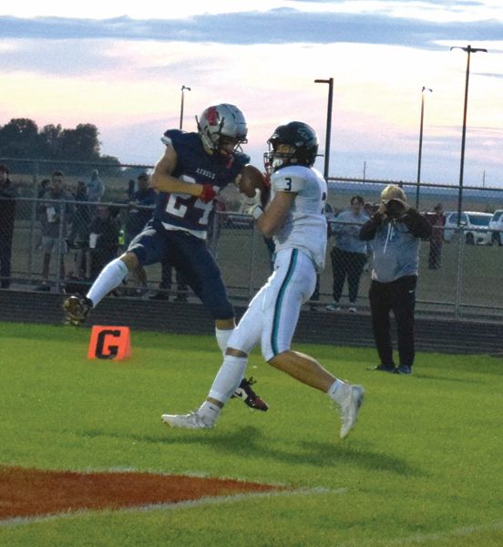 Fillmore Central’s Rylan Ristau makes a nice contested touchdown catch from Bridon Bahl in the Falcons 37-6 win over United South Central. Bahl threw for three scores and averaged 33 yards per completion as the sub-district leading Falcons stayed perfect (4-0) on the year. Photo by Deb Finseth