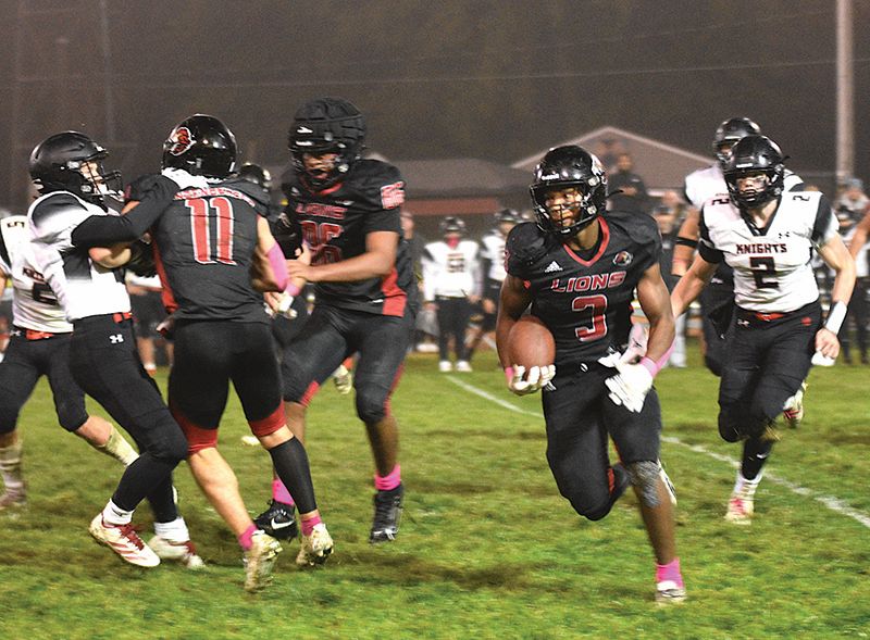 Ricardo Reynolds heads up field behind blocks from Dash Ranzenberger and Devon Williams. Reynolds rushed for 119 yards, two touchdowns and two extra-points, in a 28-6 win over Alden-Conger/Glenville-Emmons. Photo by Lee Epps