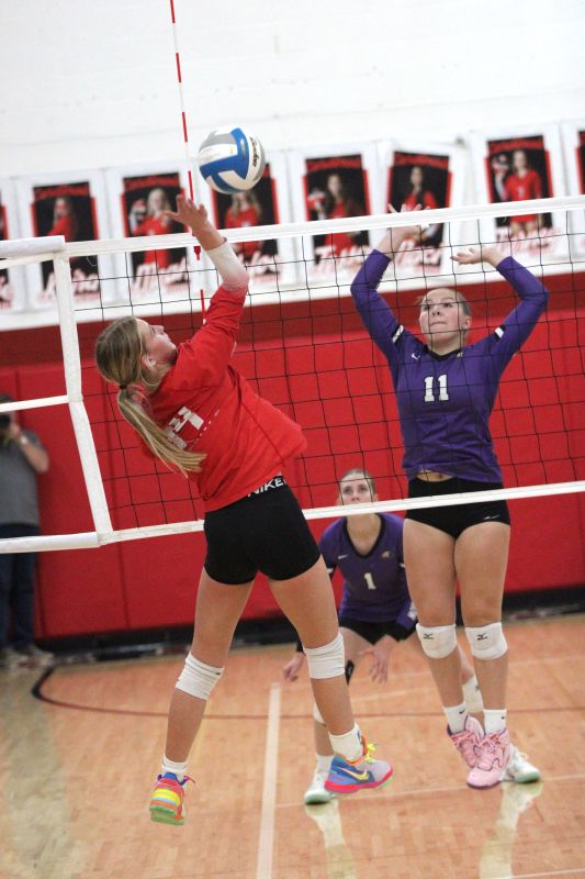 LeRoy-Ostrander’s Madi Stern attacks against Grand Meadow’s Holly Weiss in the teams’ tight SEC battle, a 3-0 Lark sweep (25-21, 25-23, 25-23). SEC-West leading GM (11-0, 19-4) ran its win streak to 11 matches, and they have clinched a share of their division title. Photo by Paul Trende
