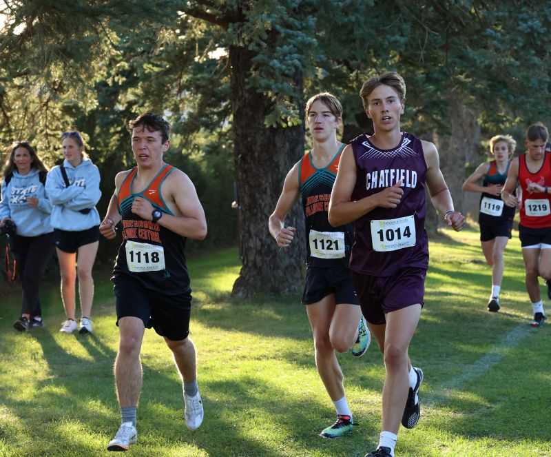 Male runners Jaxon Huntington (LFC), Cooper Pickett (LFC), and Ivar Stavlund (Chatfield) run closely together at the PEM Jodi Rahman meet. Photo by Christine Vreeman
