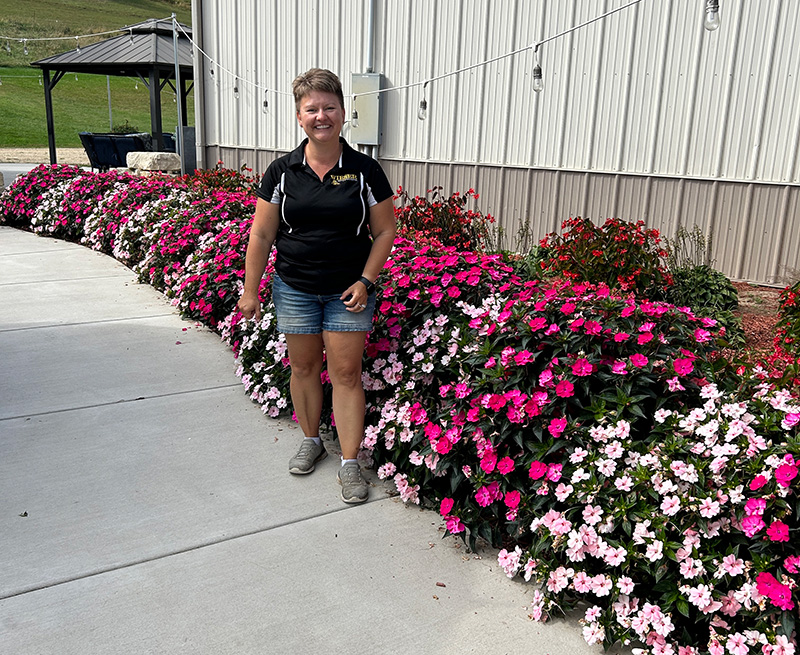 Holly’s green thumb is showing with all the flowers around the Outback Ranch. Photo by Wanda Hanson