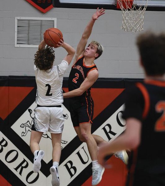 Lanesboro’s Mason Gilbertson gets back on defense to contest the shot of Kingsland’s Max Snikter. The Burros notched wins over Kingsland 70-28 and Chatfield 77-67 on the week while falling to defending SEC-West champ Southland 82-35. Photo by Christine Vreeman