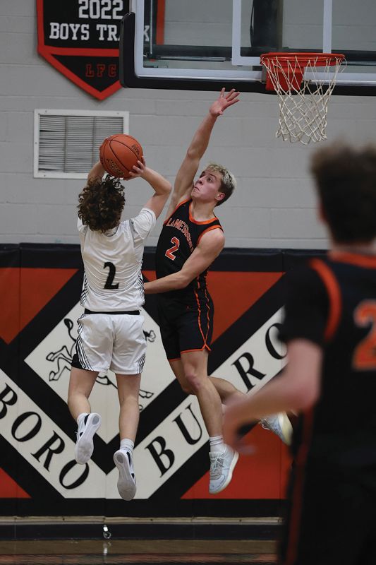 Lanesboro’s Mason Gilbertson gets back on defense to contest the shot of Kingsland’s Max Snikter. The Burros notched wins over Kingsland 70-28 and Chatfield 77-67 on the week while falling to defending SEC-West champ Southland 82-35. Photo by Christine Vreeman