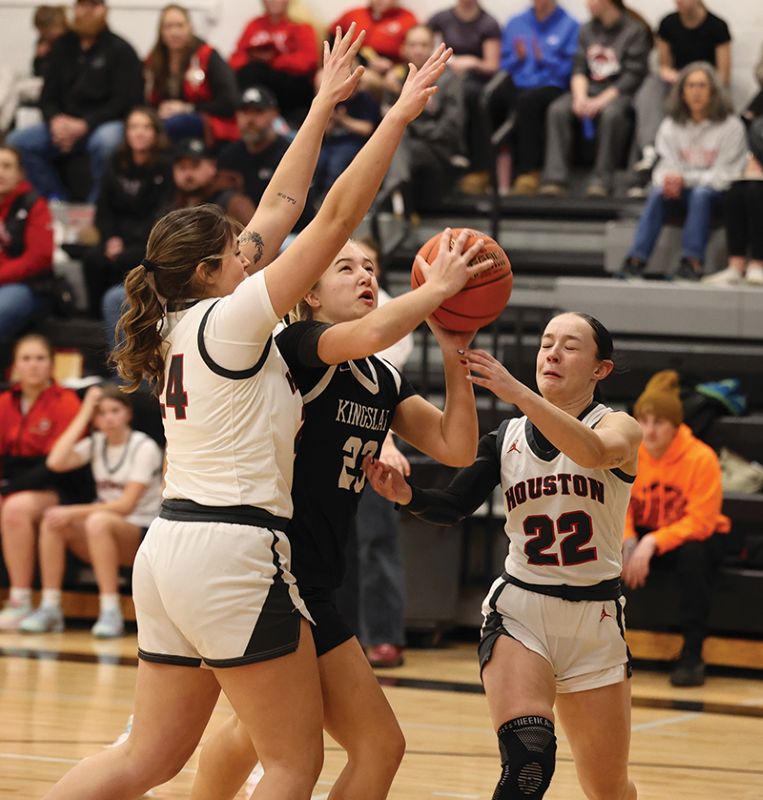 Kingland’s Hailee Warren tries to navigate the defense of Houston’s Jorja Meyer (#24) and Olivia Yohe (#22) in the teams SEC matchup. Houston prevailed 54-28 for its fourth straight win and the Hurricanes improved to 8-8 on the year. Photo by Christine Vreeman