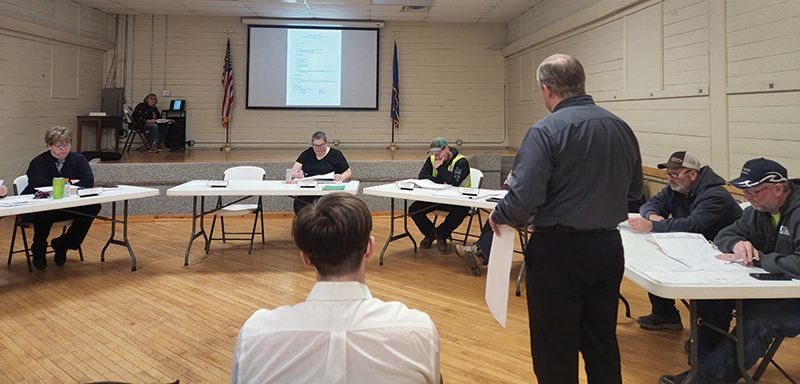 A representative of WHKS Engineering describes the plan for the city’s well and well-house project. Photo by Ben Bisbach