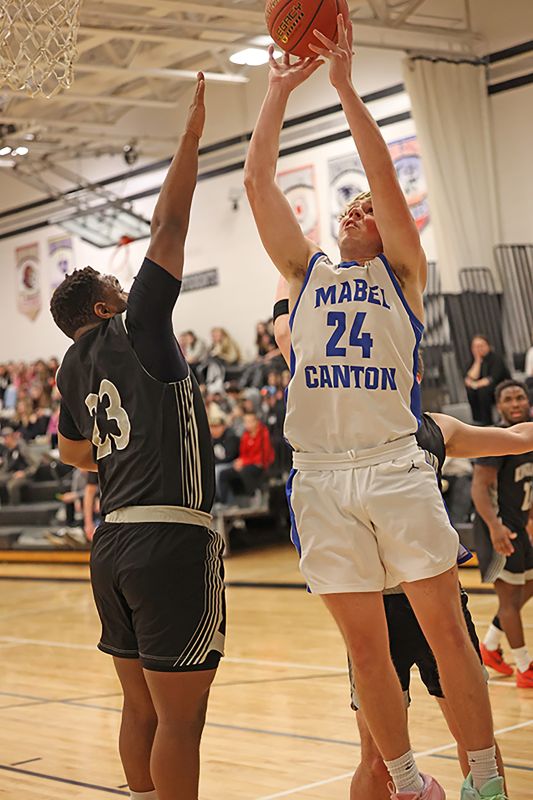 Mabel-Canton’s Darian Hershberger rises above Kingsland’s KD Reiland in the Cougars’ 76-57 SEC win, as M-C won its 12th game and fourth in a row. Photo by Charistine Vreeman