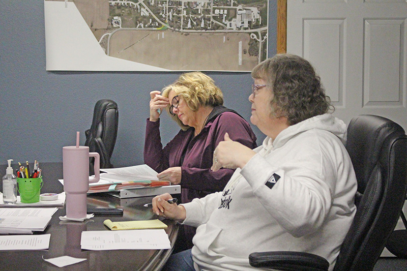 Fountain Clerk Mary Miner, right, and Councilor Tammy Danielson at the March 4 city council meeting. Photo by Kirsten Zoellner